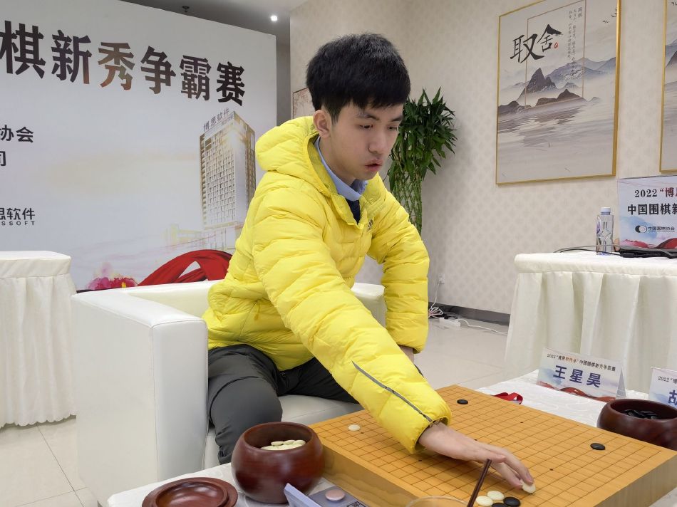 沈腾还不忘幽默自嘲，称不知道吴京有没有给自己P过照片